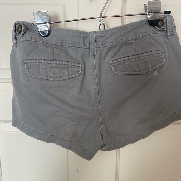 Old Navy grey distressed chino shorts Sz.4 - Picture 3 of 7
